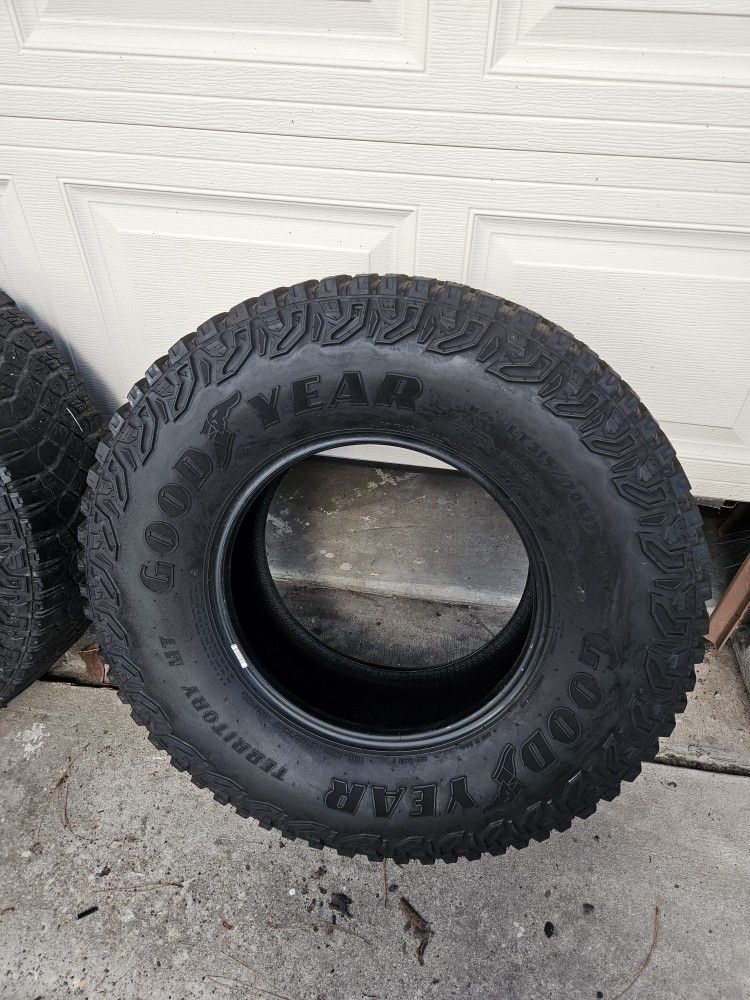 Goodyear Wrangler Territory
MT315/70 R17
Tires good condition
