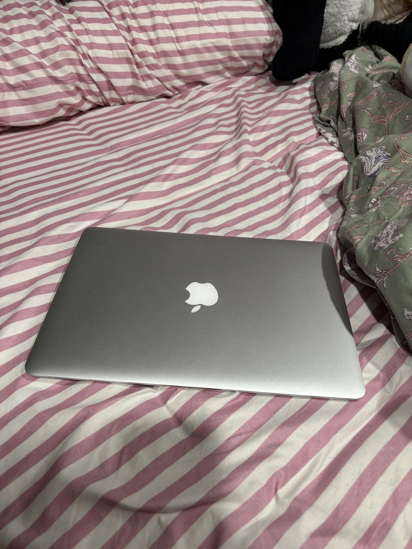 13 Inch MacBook Air 128 GB good As New!