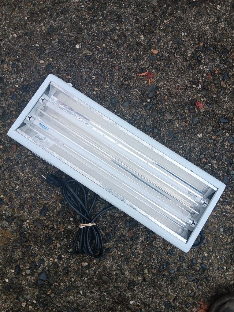 Grow Light GL-F1016-243 0.64A 54watts Works Good (1 buld tired) forPickUpFremontSeattle.noLowBallOffersPlease.NoTrades)