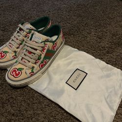 Women’s limited edition apple gucci shoes 