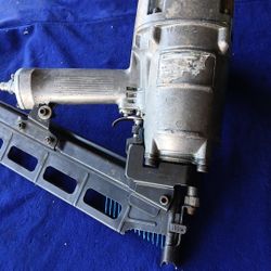 Used Hitachi Freiming Nailer Good Condición 