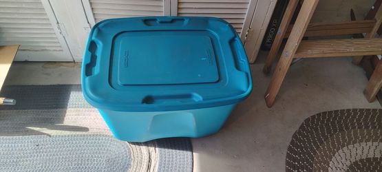 Moving blankets with tarp and storage tote