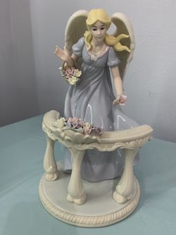 🍀Vintage Member’ Mark Porcelain Angel Figurines. 🍀Figuras de ángeles de porcelana Mark de miembros vintage. 14”H