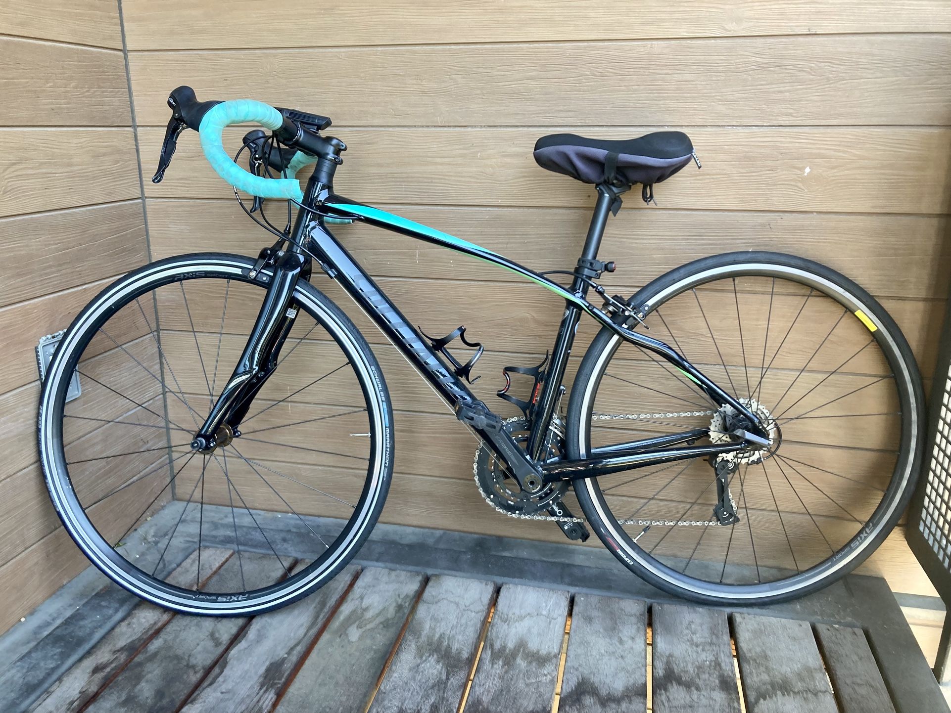 Women’s Specialized Road Bike - Great Condition!