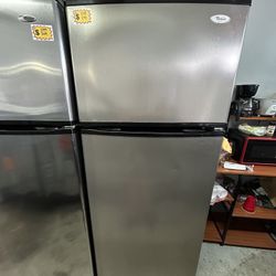 WHIRLPOOL 28” TOP AND BOTTOM REFRIGERATOR 