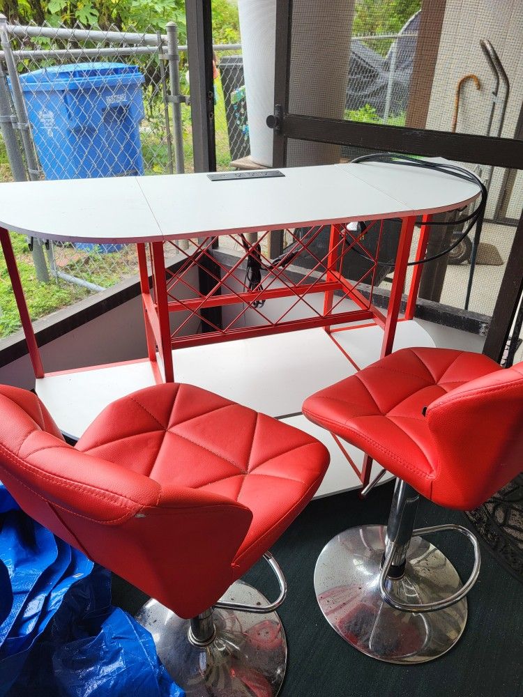 Cocktail Bar With 2 Stools
