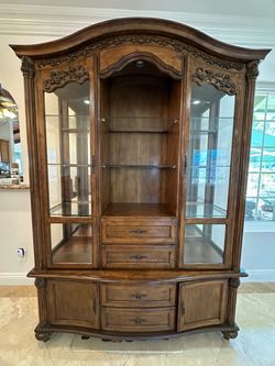 Beautiful Solid Wood Dining Set + Matching Hutch – 6 Chairs – Excellent Condition
