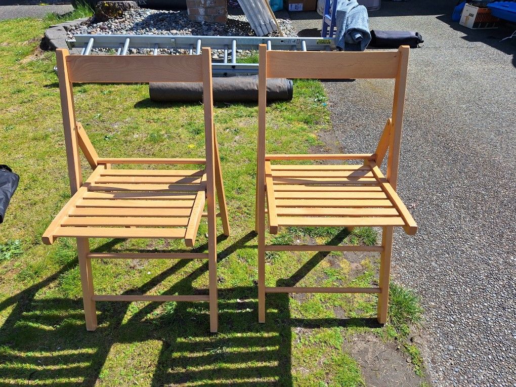 WOODEN FOLDING CHAIRS GREAT CONDITION LIGHT WEIGHT 