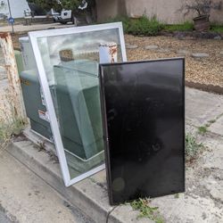 CURB ALERT - Free LG TV (BROKEN SCREEN) 