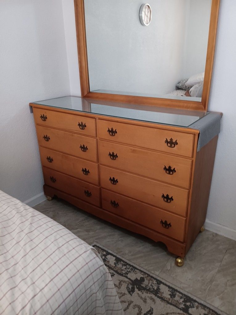 Dresser In Wood Dresser In Ventiy Dresser In Beautiful Dresser In Drawers In Great Working Condition Very Clean