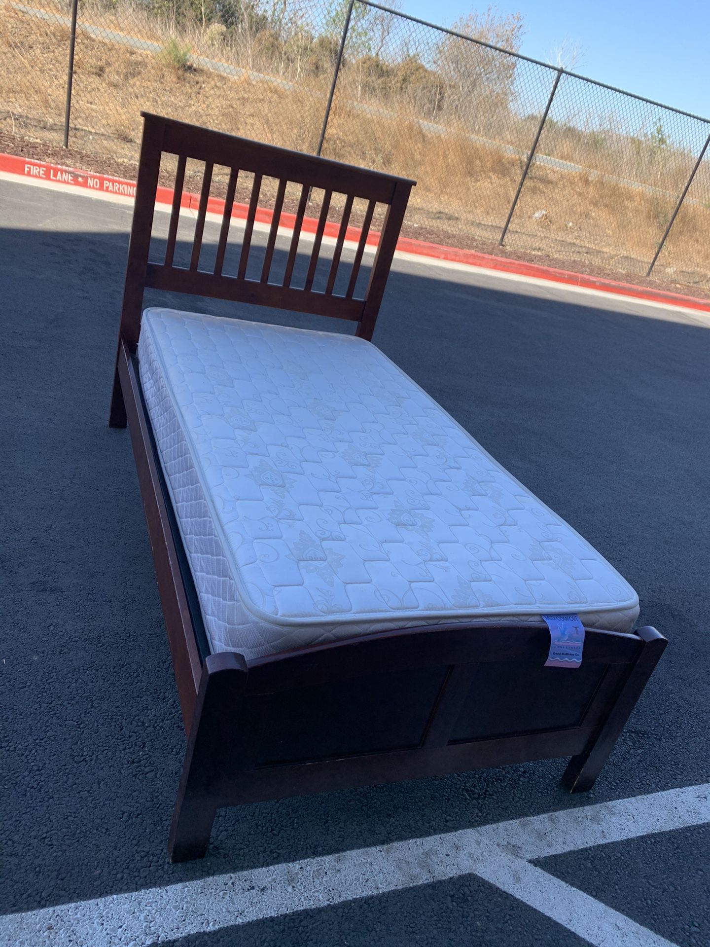 Twin size bed with mattress/ cama individual con colchon
