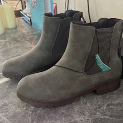 Brand New Shoes Size 8 1/2 And They Still Have !