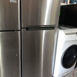 Whirlpool Refrigerator Top And Bottom Stainless Steel Works Good 👍
