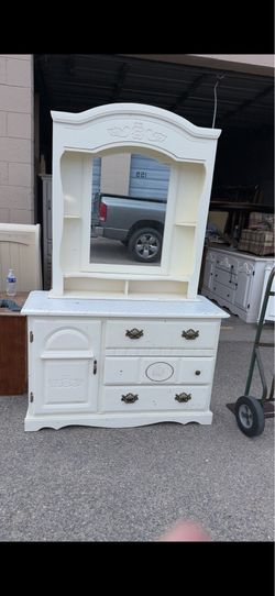 🎁BEAUTIFUL  WHITE COLOR DRESSER/6 DRAWER 🎁