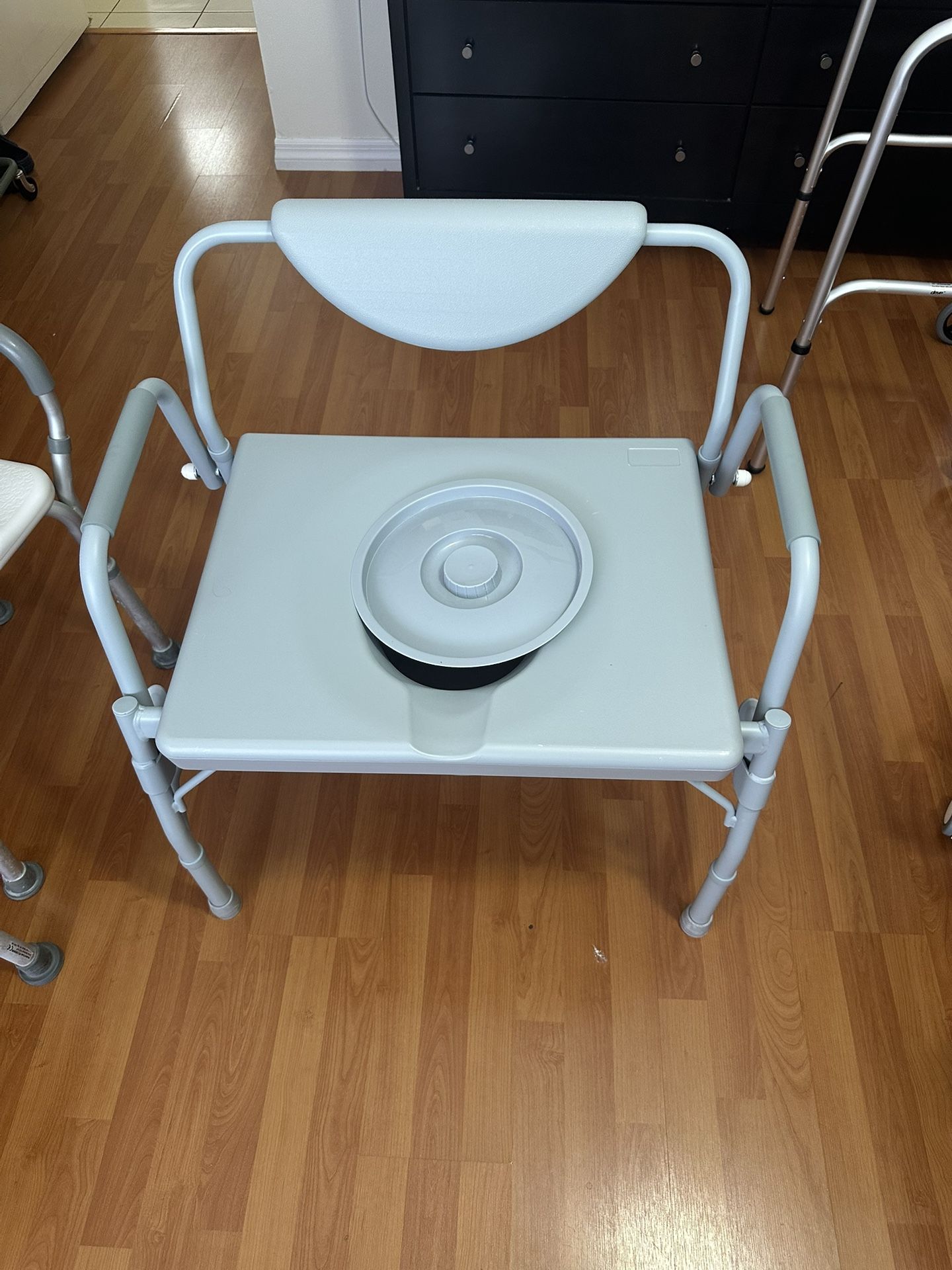 Drive Medical 22.0-Inches 12.0-Quarts Adjustable Bedside Commode