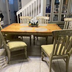 Mesa De Comedor Antique-style dining table with six solid wood chairs and antique display case, all for $400.