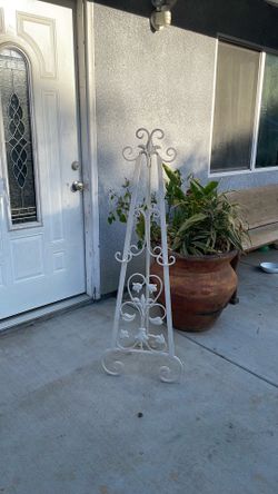 Very nice large metal decorative picture holder.