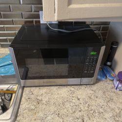 Black + Decker Microwave (glass plate included)