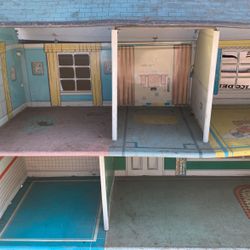 Vintage Metal/tin Doll House