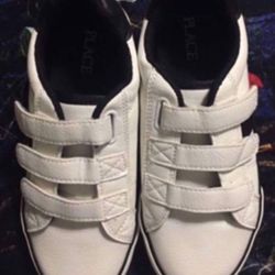 NEW  Boys / Kids White Sneakers. Size 2 Youth 