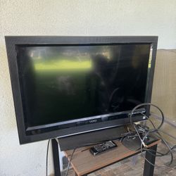 VIZIO VO320E 32-Inch ECO 720p LCD HDTV CLEAN PICTURE WORKING PERFECTLY