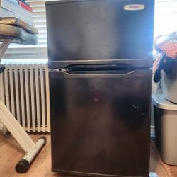 Mini Fridge With Freezer 