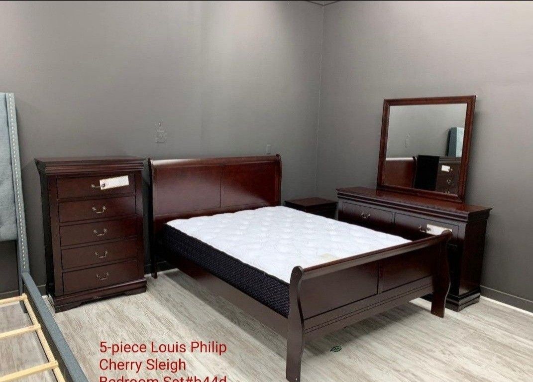 Alisdair Dark Brown Queen Sleigh Bed With Mirrored Dresser and Chest