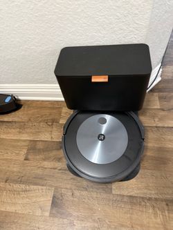 iRobot Roomba j7 Self-Emptying Robotic Vacuum Cleaner