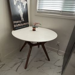 Round Kitchen Table 