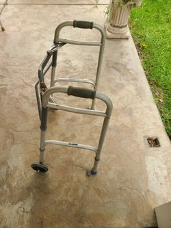 Walker with 2 front wheels