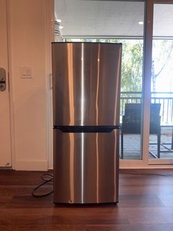 Insignia™ - 4.9 Cu. Ft. Mini Fridge with Bottom Freezer and ENERGY STAR Certification - Stainless Steel