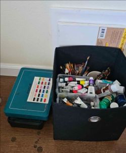 Bundle of various paint items