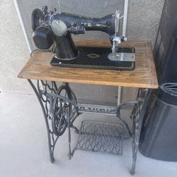 Singer Vintage Sewing Machine 