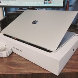 15-in Apple MacBook Pro, Core i9, 500GB, 16gb ram, Radeon Pro, Box