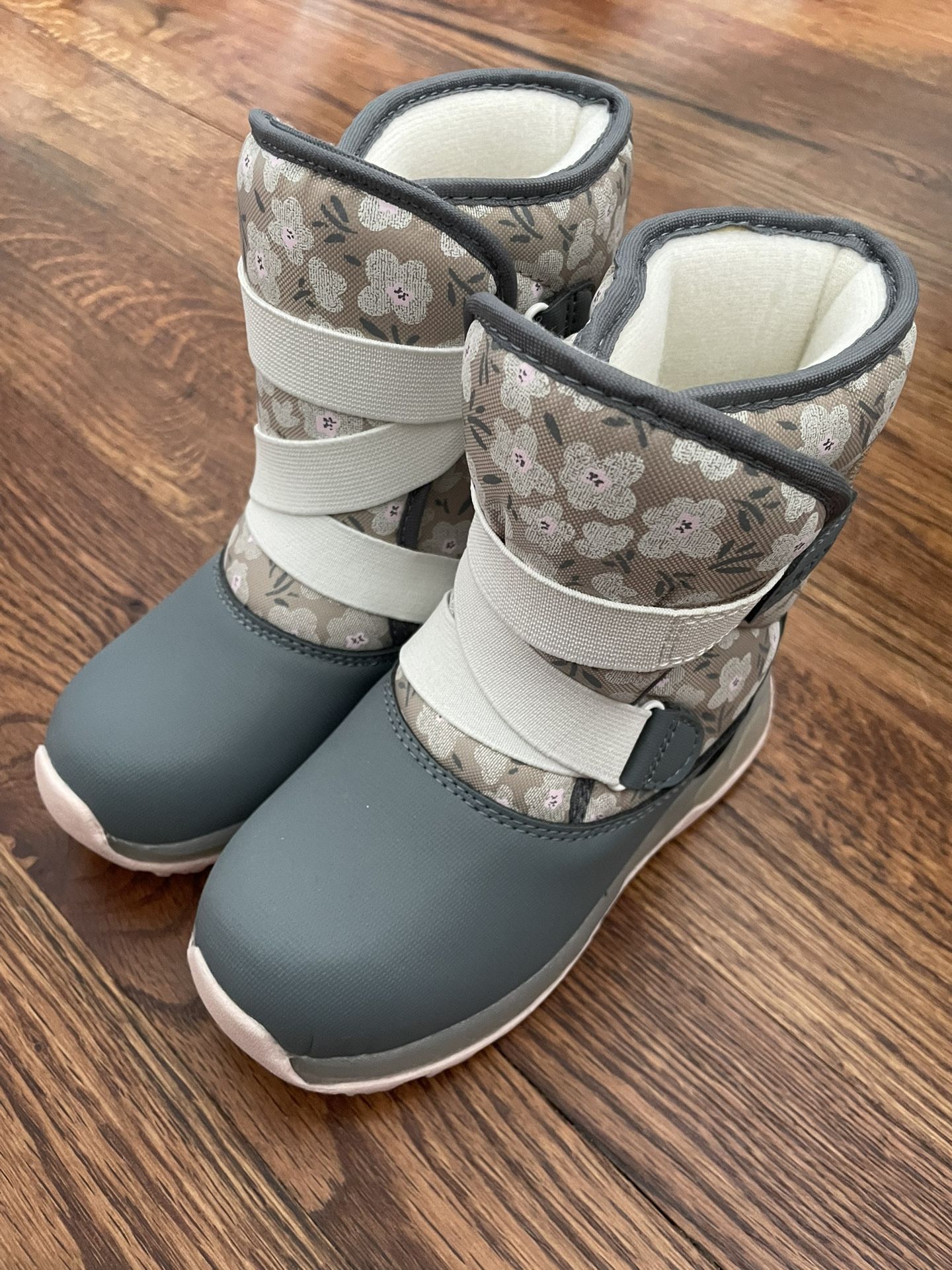 Carter’s Little Girls Snow Boots Size 12