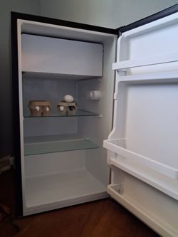 Hisense mini fridge w/freezer compartment