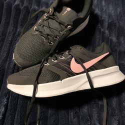 Woman’s Nike Pink Running Shoes