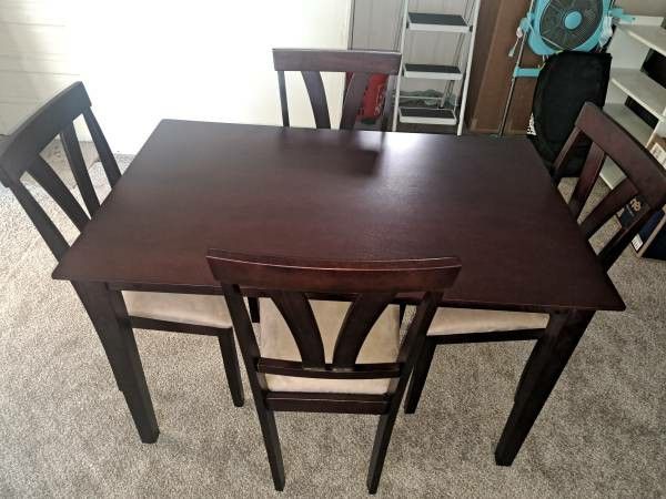 Dining/Kitchen table set! 5 Piece Set! Wood! Brand New!