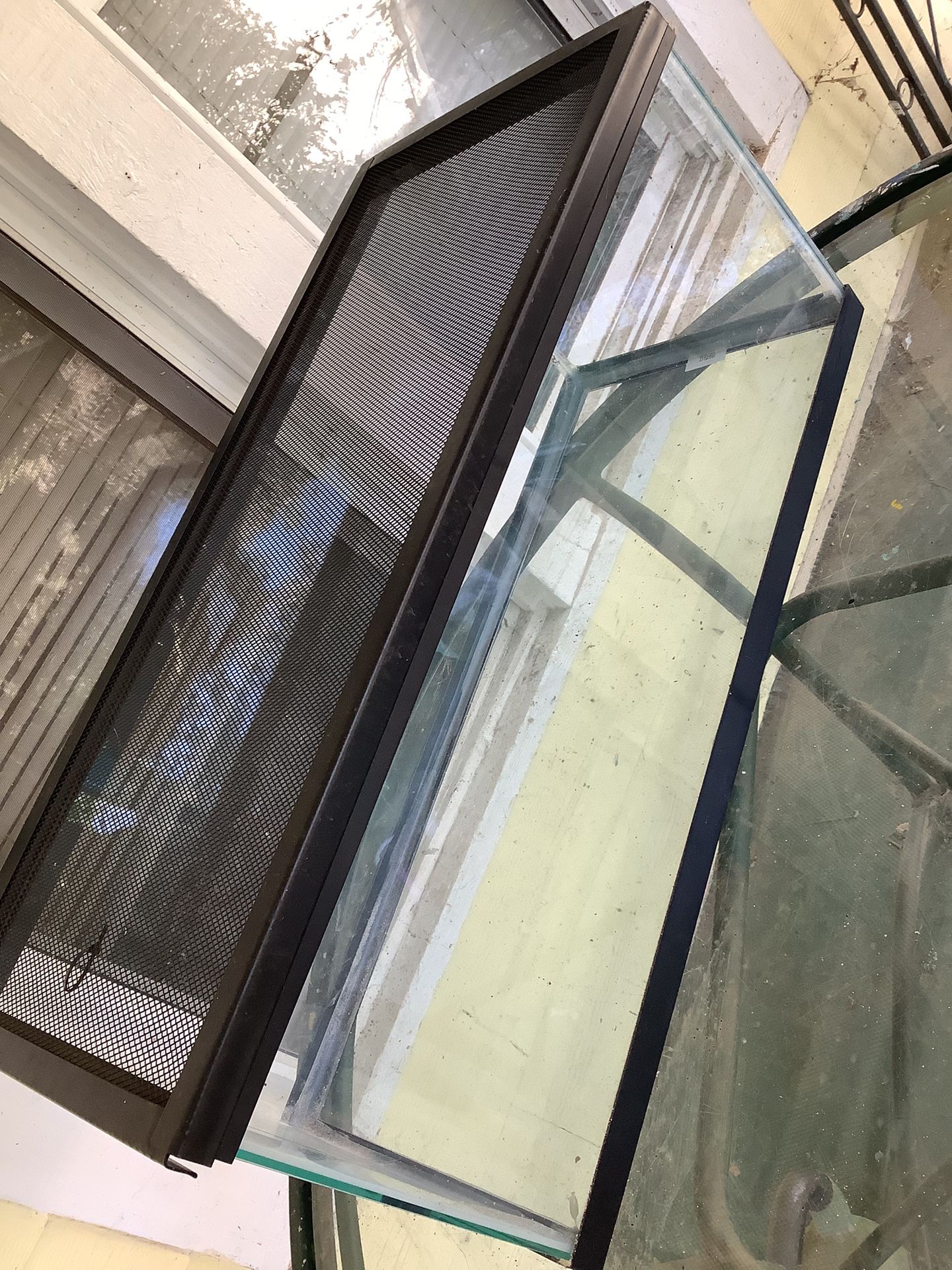 20 Gallon Aquarium With Cage Lid. Like New 