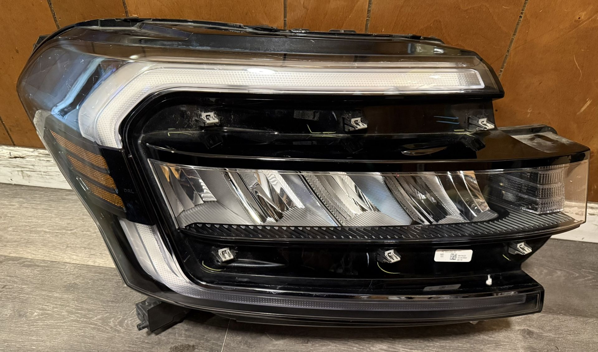 2024 Ford Expedition Right side headlight xenon