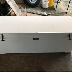 Yeti 350 Tundra Fishing Cooler