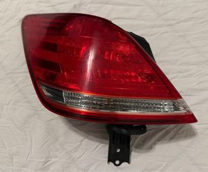 2006 Toyota Avalon Driver Side Rear Taillight (LH)
