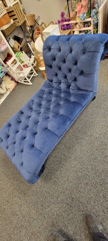 Elegant Chaise Lounger