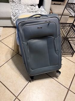 ZXL Large Soft-Shell. (1 tire is broken ) Spinner Luggage
