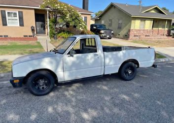 Truck isuzu pup  1987  4cylinder.