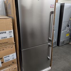 Beko BFBF3018SSIML
30 Inch Counter Depth Bottom Mount Refrigerator