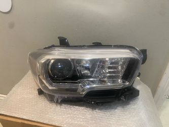 2016-2020 Toyota Tacoma right headlight