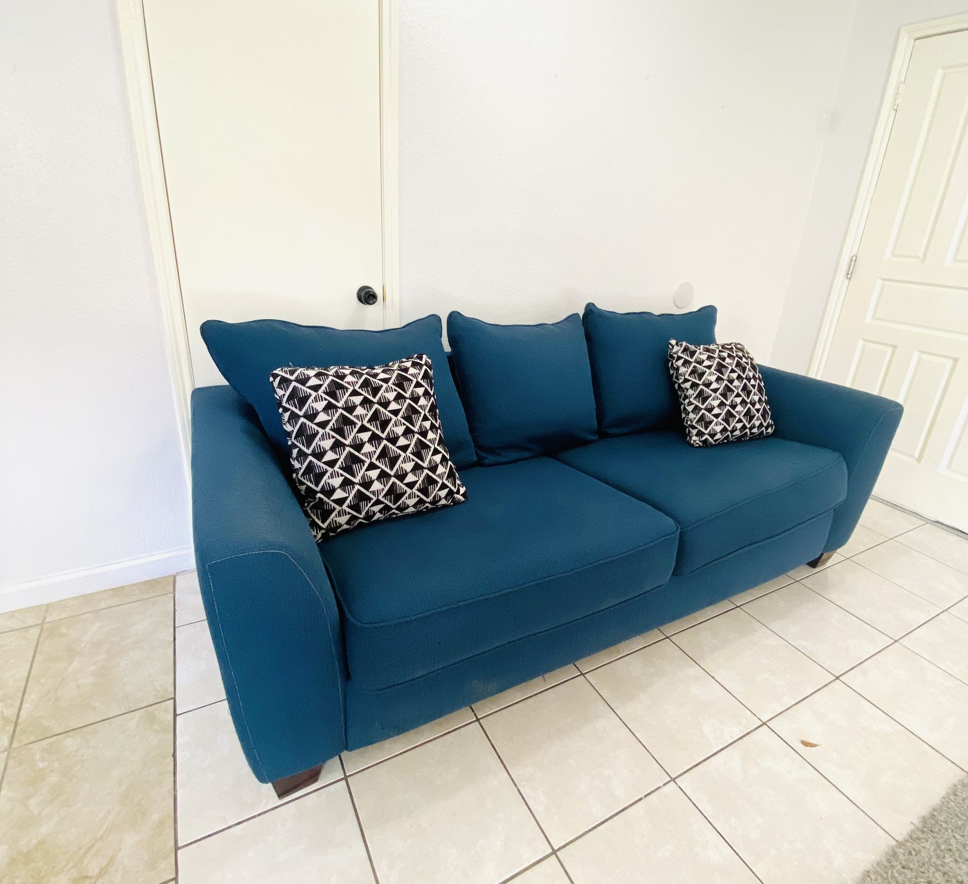Sofa In Great Condition Modern Design