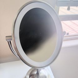 Lighted Makeup Mirror (Double-Sided)