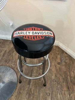 Harley Davidson Pup Table w 2 barstools